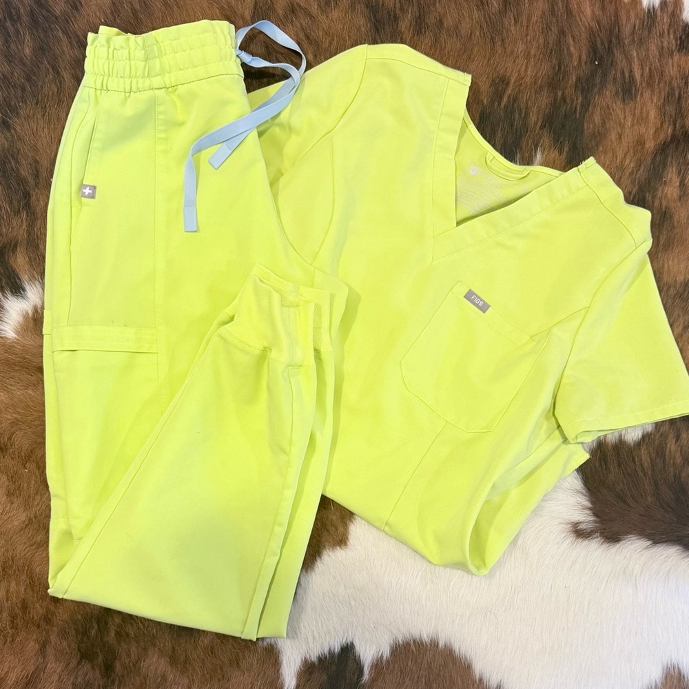 Figs Women's Scrub Set in Neon Yellow